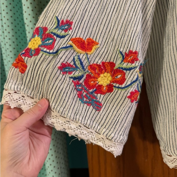 Life Style Petite lace trimmed top - Picture 2 of 6